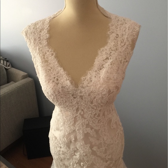 Stunning never worn lace and beaded wedding dress - Picture 5 of 8